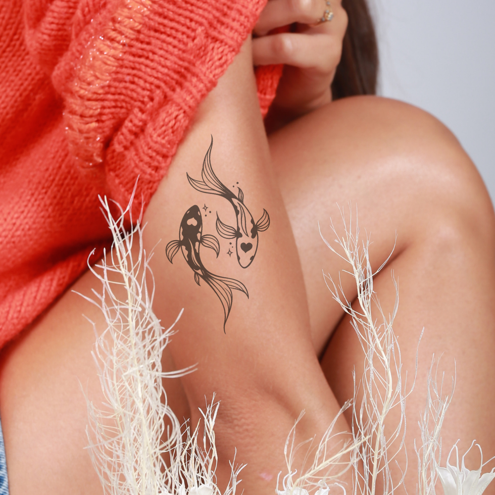 Tatouage carpe pour femme avec coeur