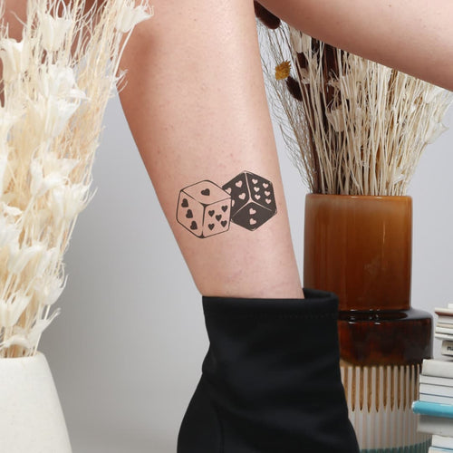 Tatouage dés avec coeurs