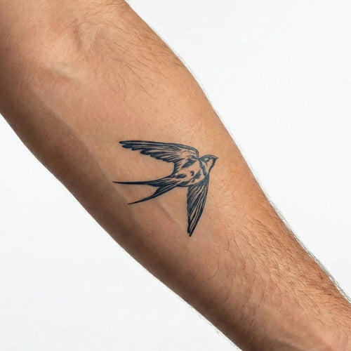 Tatouage homme hirondelle réaliste