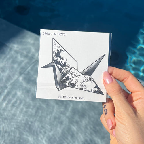 Tatouage réaliste et poétique de grue japonais en origami