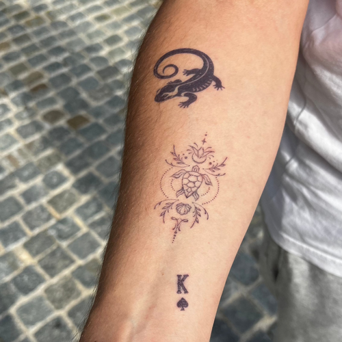 tatouage temporaire roi de pique avec tortue maori et salamandre