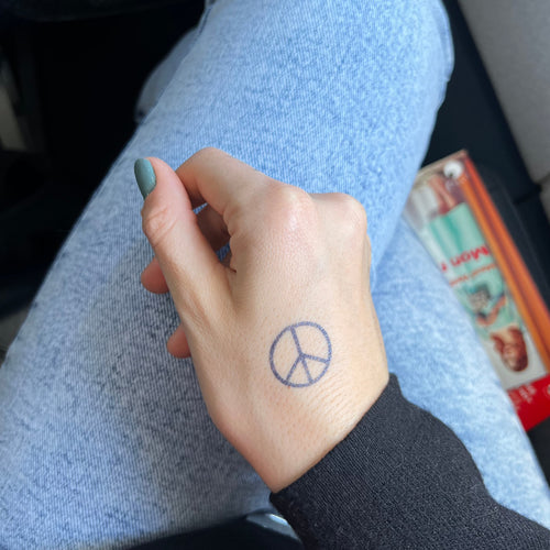 Peace and love-tatovering