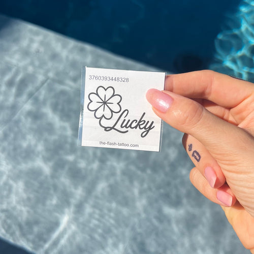 Tatouage citation lucky avec trèfle à quatre feuilles porte bonheur